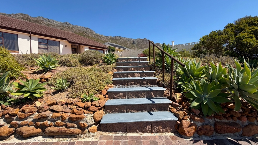 4 Bedroom Property for Sale in Mountainside Western Cape
